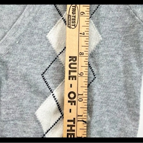 Brandy Melville Gray Argyle V-Neck Cropped Sweater - Picture 4 of 5